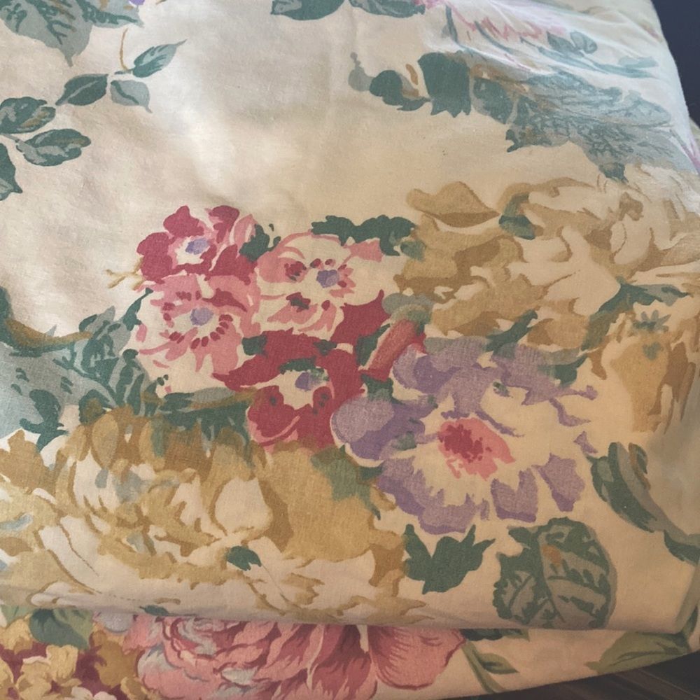 Vintage floral twin aheet set.  1 flat and 1 fitted
